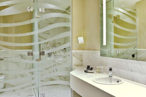 Suite Junior con vistas al mar - Cama extragrande - Planta superior del hotel Doubletree By Hilton Doha Old Town. Foto 1