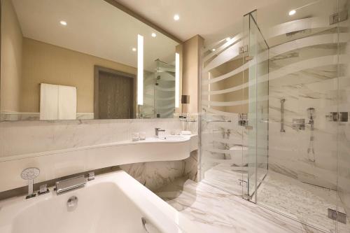 Suite Junior con vistas al mar - Cama extragrande - Planta superior del hotel Doubletree By Hilton Doha Old Town. Foto 2