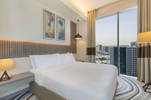 Suite Junior con vistas al mar - Cama extragrande - Planta superior del hotel Doubletree By Hilton Doha Old Town. Foto 3