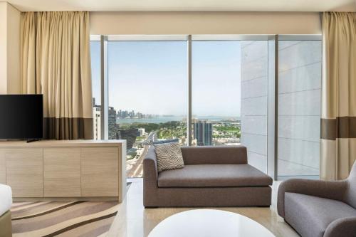 Suite Junior con vistas al mar - Cama extragrande - Planta superior del hotel Doubletree By Hilton Doha Old Town. Foto 4