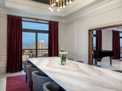 Royal King Suite with Nile View and Club Millesime Access del hotel Sofitel Cairo Downtown Nile. Foto 2