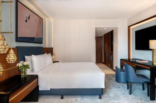 Habitación Clásica con cama extragrande del hotel Sofitel Cairo Downtown Nile. Foto 1