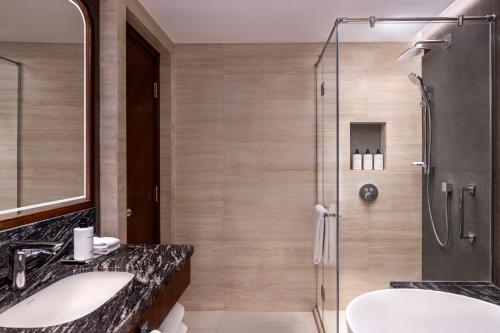 Suite Prestige, 1 Cama King, Vistas al Nilo, Acceso Club Millesime del hotel Sofitel Cairo Downtown Nile. Foto 1