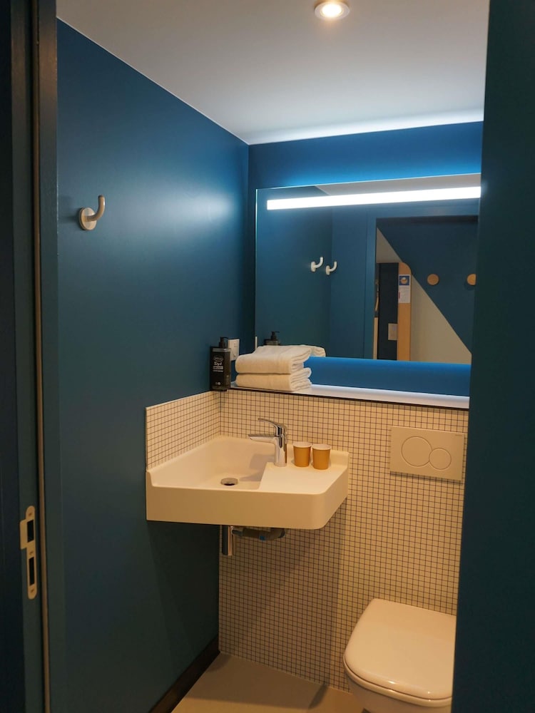 Habitación con cama doble grande del hotel Ibis Budget Honfleur Centre Ville