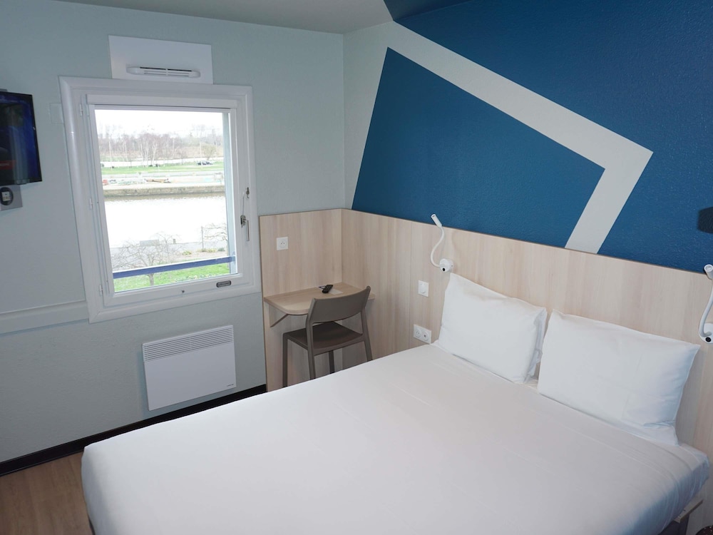 Habitación con cama doble grande del hotel Ibis Budget Honfleur Centre Ville. Foto 1