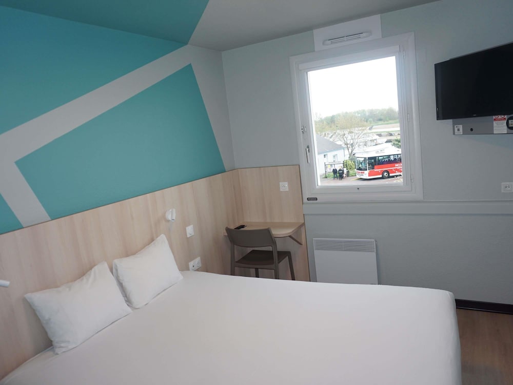 Habitación con cama doble grande del hotel Ibis Budget Honfleur Centre Ville. Foto 3
