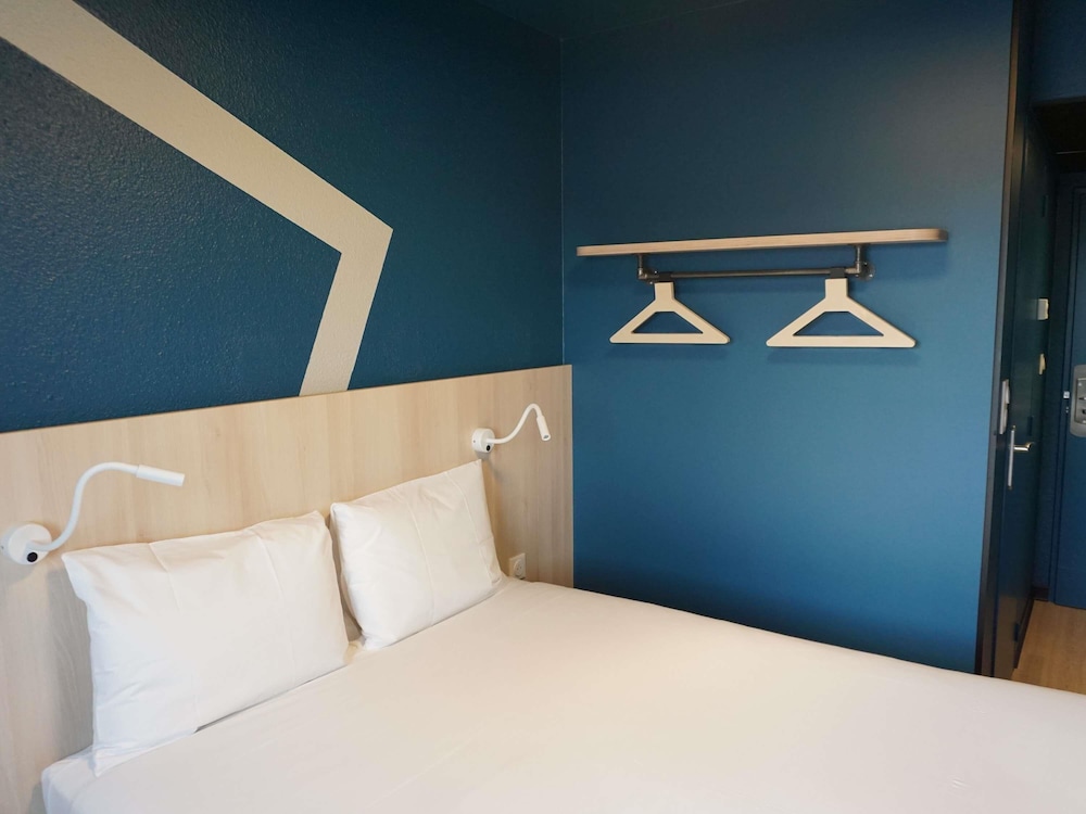 Habitación con cama doble grande del hotel Ibis Budget Honfleur Centre Ville. Foto 6