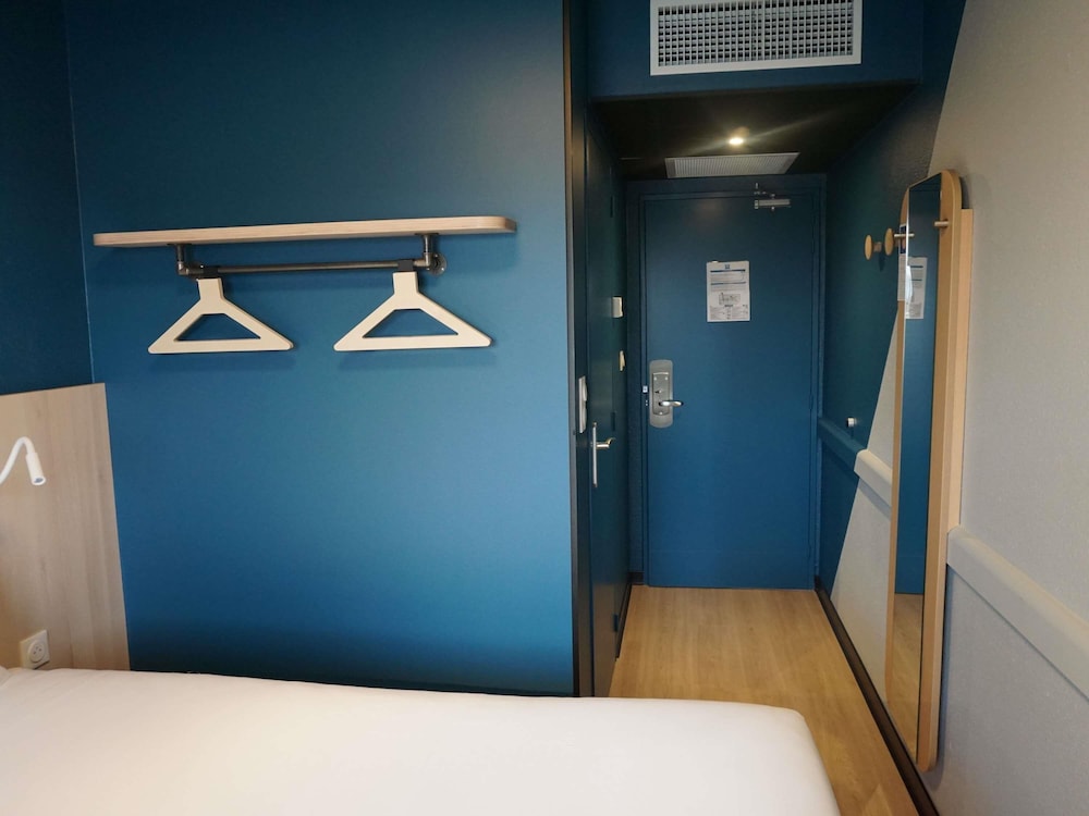 Habitación con cama doble grande del hotel Ibis Budget Honfleur Centre Ville. Foto 9