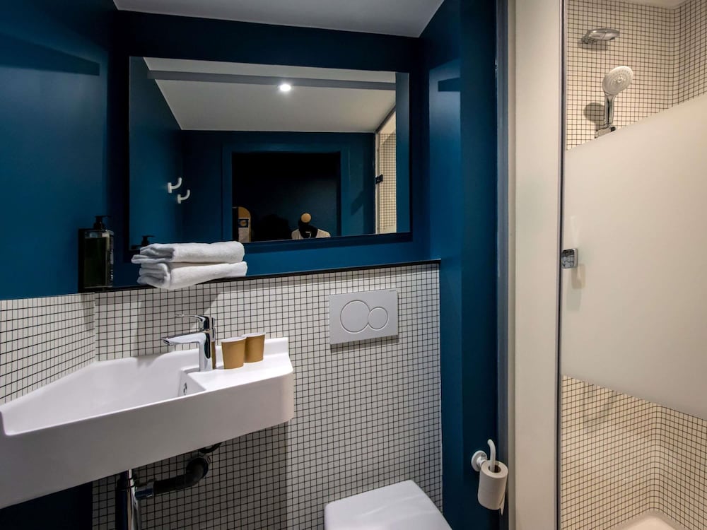 TRIPLE - Habitación con una cama grande y una cama litera del hotel Ibis Budget Honfleur Centre Ville. Foto 3