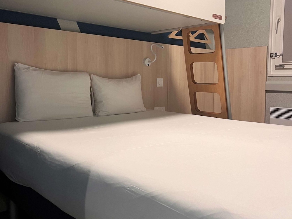 TRIPLE - Habitación con una cama grande y una cama litera del hotel Ibis Budget Honfleur Centre Ville. Foto 6