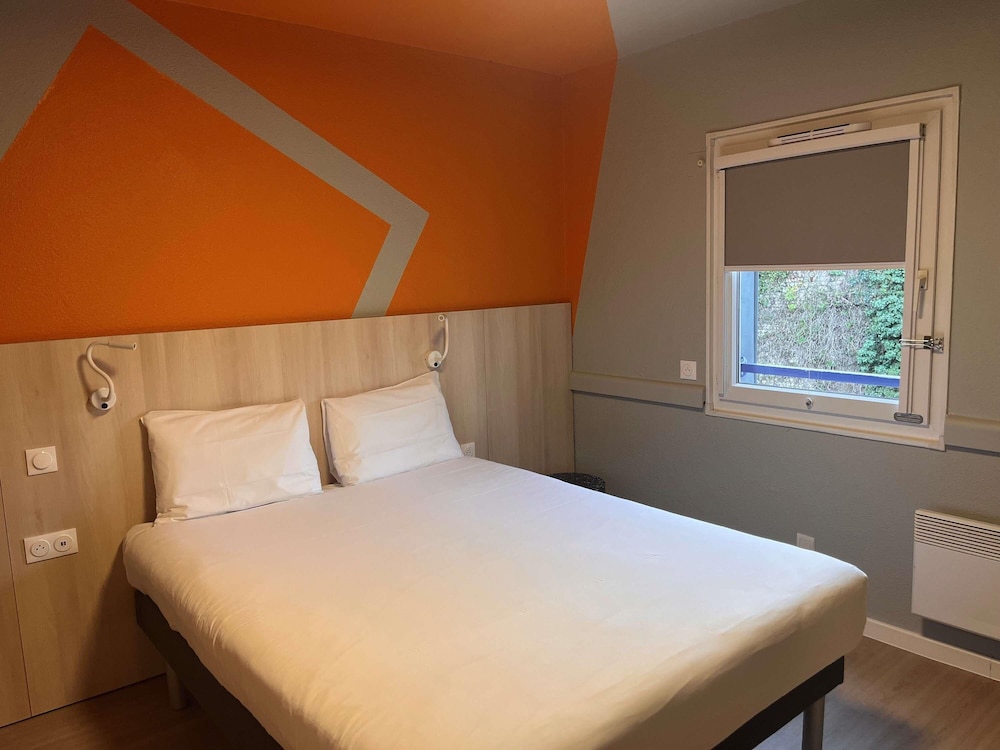 Habitación estándar con cama doble, adaptada para personas con movilidad reducida del hotel Ibis Budget Honfleur Centre Ville