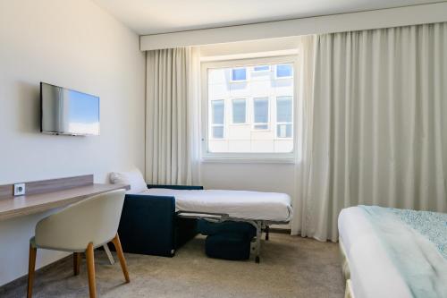 Habitación Superior con sofá cama del hotel Golden Tulip Marseille Euromed. Foto 3