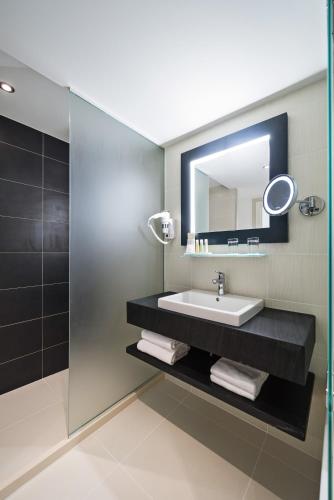 Habitación Doble Estándar - 2 camas del hotel Golden Tulip Marseille Euromed. Foto 1