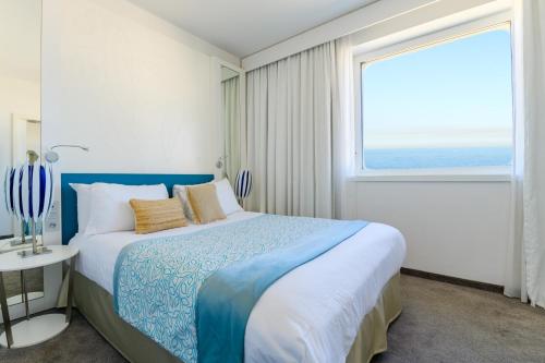 Habitación Superior con vistas al mar del hotel Golden Tulip Marseille Euromed. Foto 1