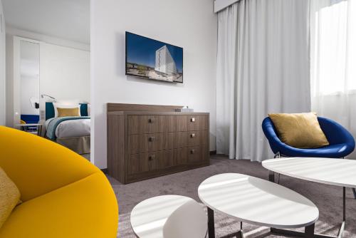Suite Junior del hotel Golden Tulip Marseille Euromed. Foto 4