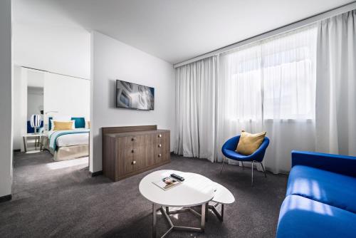 Suite Junior del hotel Golden Tulip Marseille Euromed. Foto 7