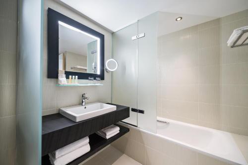 Suite Junior del hotel Golden Tulip Marseille Euromed. Foto 9