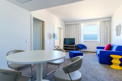 Suite Executive con vistas al mar del hotel Golden Tulip Marseille Euromed. Foto 1