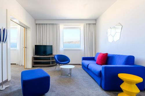 Suite Executive con vistas al mar del hotel Golden Tulip Marseille Euromed. Foto 2