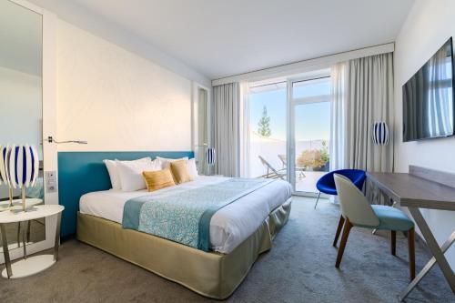Habitación Superior con Terraza del hotel Golden Tulip Marseille Euromed