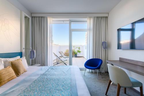 Habitación Superior con Terraza del hotel Golden Tulip Marseille Euromed. Foto 1