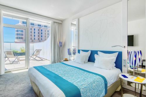 Habitación Superior con Terraza del hotel Golden Tulip Marseille Euromed. Foto 4