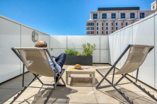 Habitación Superior con Terraza del hotel Golden Tulip Marseille Euromed. Foto 5