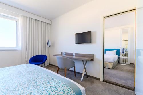 Habitación Familiar del hotel Golden Tulip Marseille Euromed. Foto 2