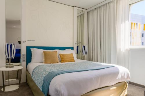 Habitación Estándar - 1 cama extragrande del hotel Golden Tulip Marseille Euromed. Foto 1