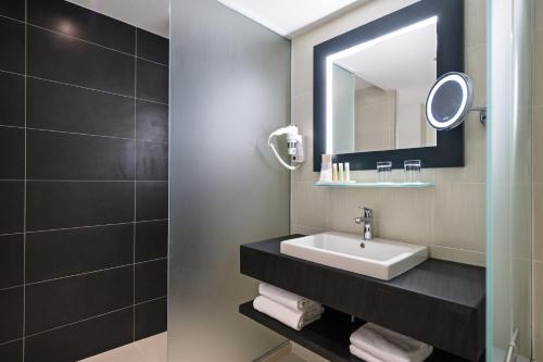 Habitación Estándar - 1 cama extragrande del hotel Golden Tulip Marseille Euromed. Foto 3