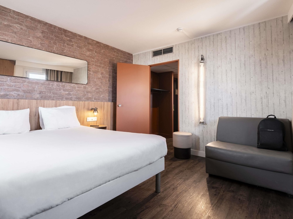 Habitación Superior con cama queen del hotel Ibis Styles Lyon Villeurbanne Parc De La Tête D'or