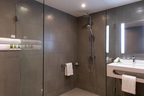 Habitación Doble Deluxe del hotel La Villa Des Ternes. Foto 3