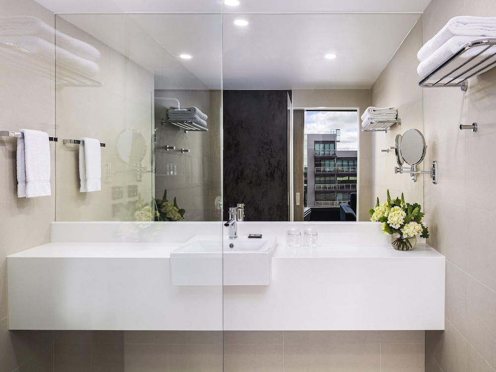 Habitación Superior King con Balcón del hotel Novotel Geelong. Foto 1