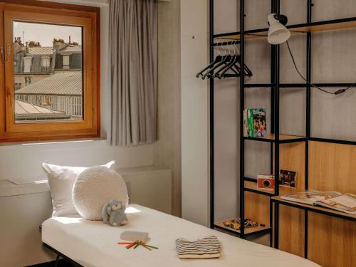 Habitación Doble con cama doble y sofá cama del hotel Ibis Paris Bastille Opera 11ème. Foto 6