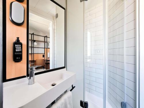 Habitación Doble con cama doble y sofá cama del hotel Ibis Paris Bastille Opera 11ème. Foto 4