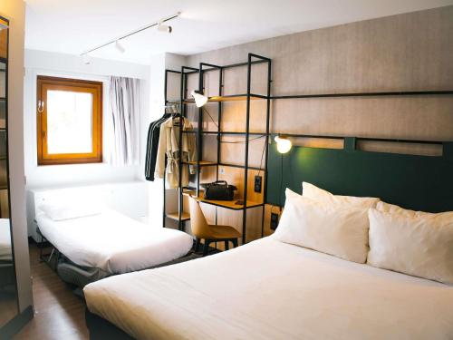 Habitación Doble con cama doble y sofá cama del hotel Ibis Paris Bastille Opera 11ème. Foto 5