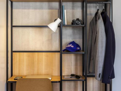 Habitación Doble con cama doble y sofá cama del hotel Ibis Paris Bastille Opera 11ème. Foto 6