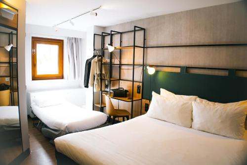 Habitación Doble con cama doble y sofá cama del hotel Ibis Paris Bastille Opera 11ème. Foto 8