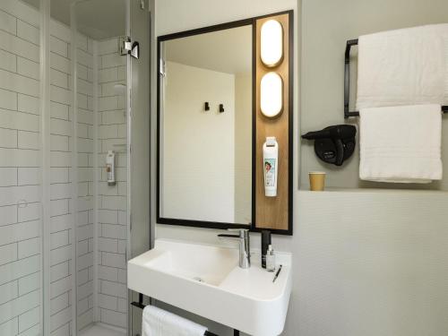 Habitación Doble Estándar del hotel Ibis Paris Bastille Opera 11ème. Foto 2