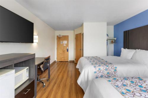 Habitación Doble con 2 camas grandes y sofá cama del hotel Surestay Plus Hotel By Best Western Niagara Falls East