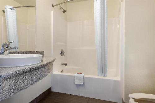 Habitación Doble con 2 camas grandes y sofá cama del hotel Surestay Plus Hotel By Best Western Niagara Falls East. Foto 3