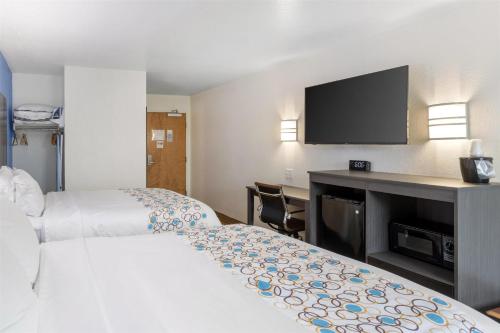 Habitación - No fumadores - Cama grande del hotel Surestay Plus Hotel By Best Western Niagara Falls East. Foto 2
