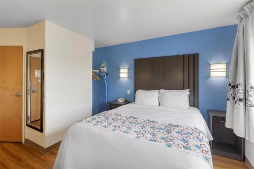 Habitación con cama grande del hotel Surestay Plus Hotel By Best Western Niagara Falls East. Foto 1