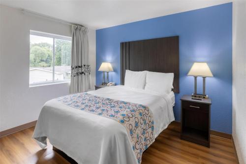 Habitación con ducha accesible en silla de ruedas - 1 cama grande - Adaptado para personas con movilidad reducida del hotel Surestay Plus Hotel By Best Western Niagara Falls East