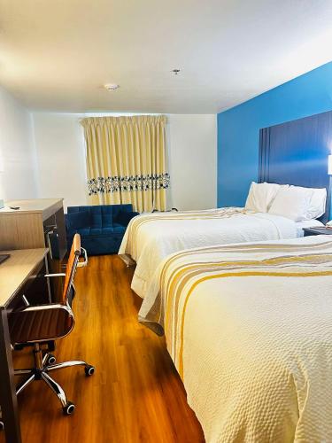 Habitación con ducha accesible en silla de ruedas - 1 cama grande - Adaptado para personas con movilidad reducida del hotel Surestay Plus Hotel By Best Western Niagara Falls East. Foto 4