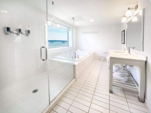 Habitación Premium con cama extragrande y vistas al río del hotel Niagara Riverside Resort, Bw Premier Collection