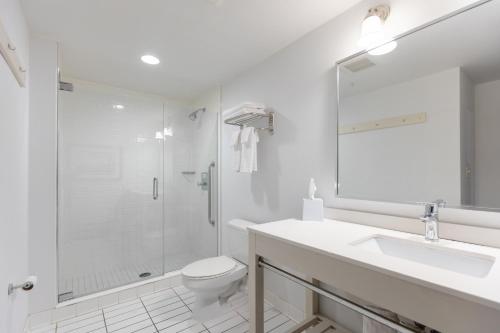 One - Bedroom Suite with Two Queen and One Sofa Bed del hotel Niagara Riverside Resort, Bw Premier Collection. Foto 1