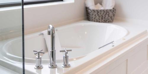 Suite de 1 dormitorio - 1 cama extragrande del hotel Niagara Riverside Resort, Bw Premier Collection. Foto 7