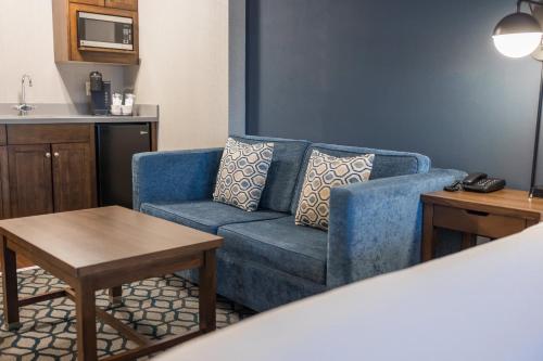 Suite de 1 dormitorio - 1 cama extragrande del hotel Niagara Riverside Resort, Bw Premier Collection. Foto 8