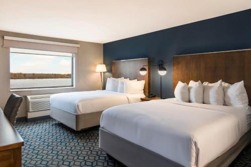 Habitación Estándar con cama grande y vistas al río del hotel Niagara Riverside Resort, Bw Premier Collection. Foto 8